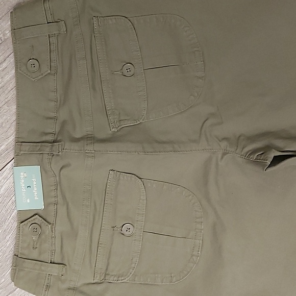 ๐๏ธ Reitmans Bootcut Olive Green Slacks - Picture 4 of 8